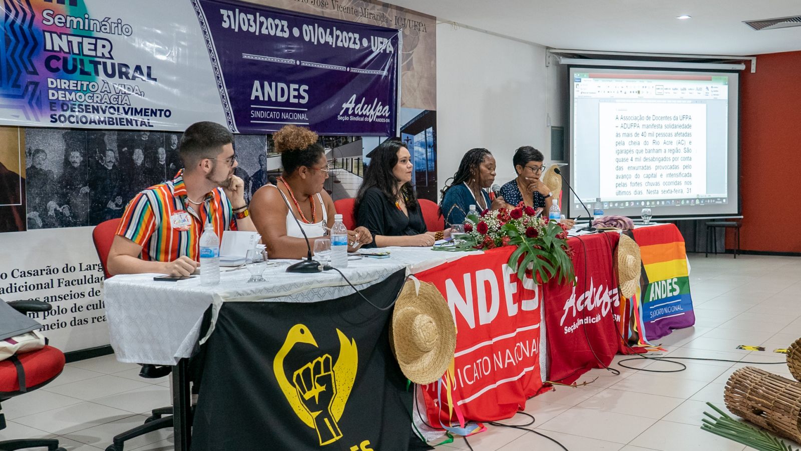 Durante Um Debate Intercultural
